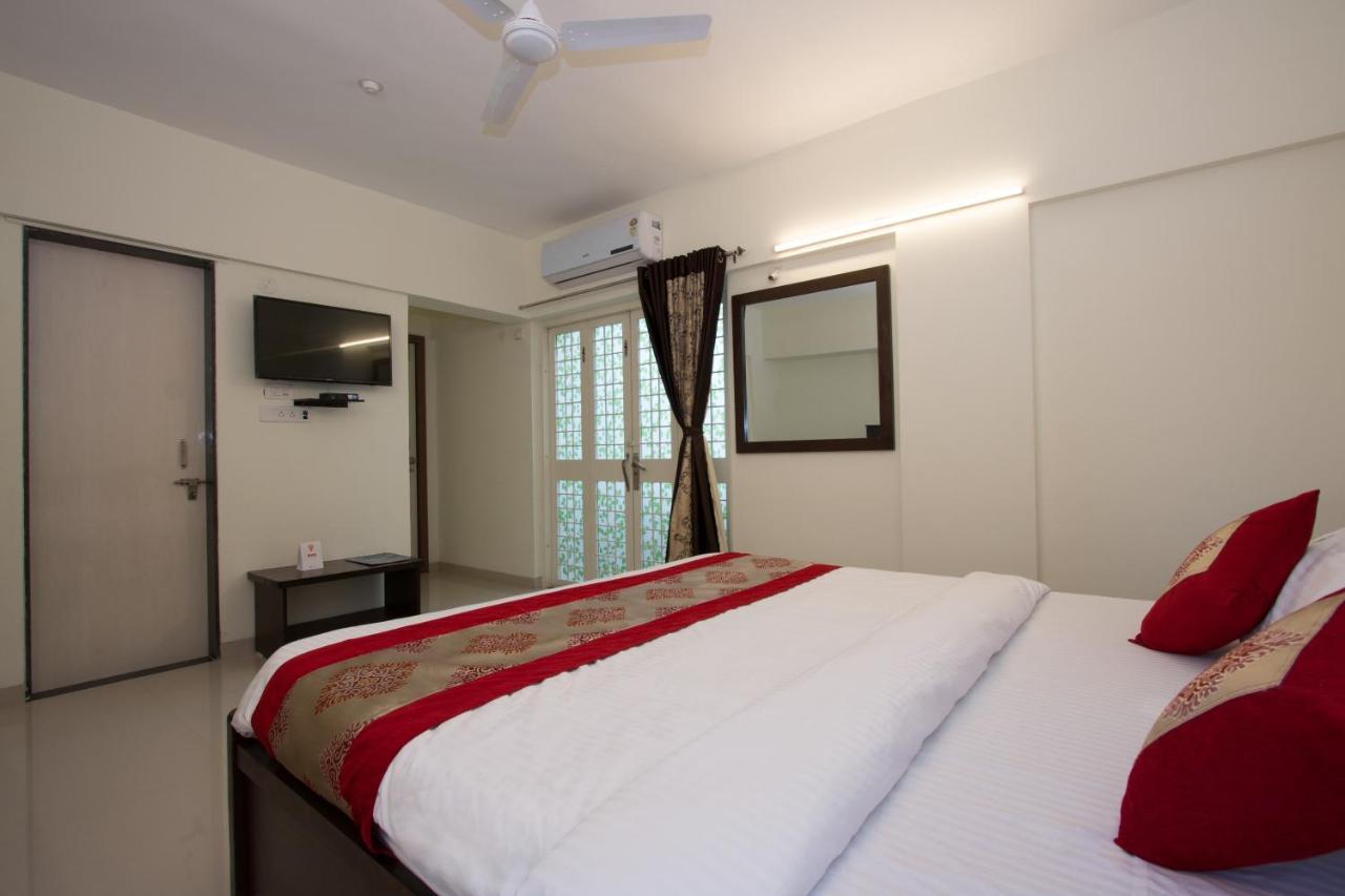 Oyo 9052 Leisurely Abode Hotell Khadki Exteriör bild