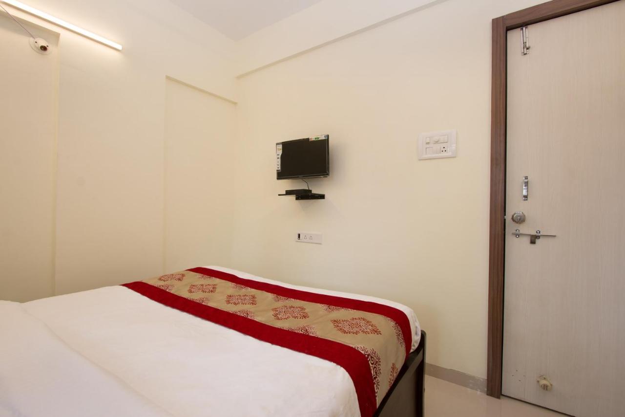 Oyo 9052 Leisurely Abode Hotell Khadki Exteriör bild